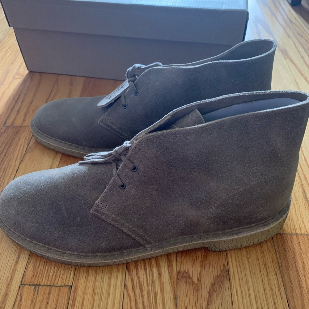 NWT Clarks Desert Boot in Taupe Suede
